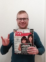 Jonas Philipps mit der Februar-Ausgabe der Metal Hammer